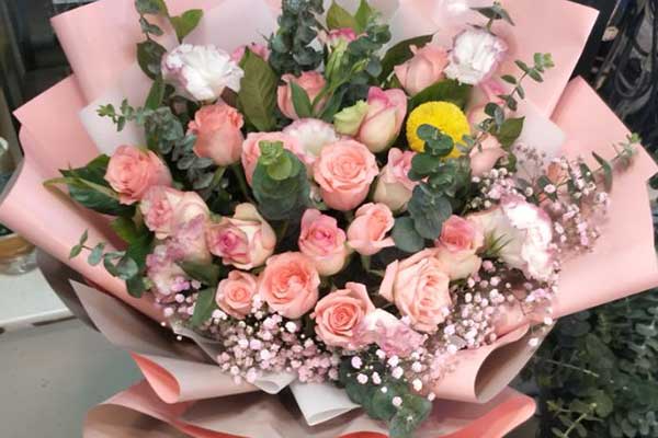 二,鲜花实拍   订花人所定的鲜花名称为:19支玫瑰/爱情永不息.