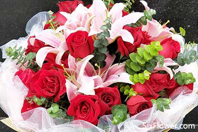 玫瑰加百合花代表什么意思 玫瑰加百合花的组合代表什么意思 六朵花