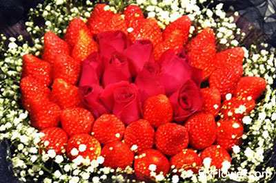 水果花束 草莓与满天星搭配的水果鲜花 六朵花