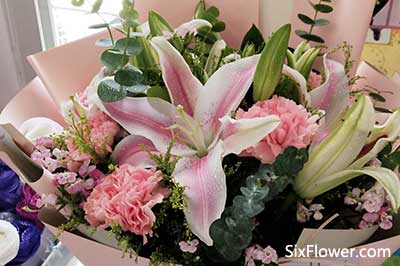 康乃馨加百合花代表什么意思 康乃馨百合花的组合有什么含义 六朵花