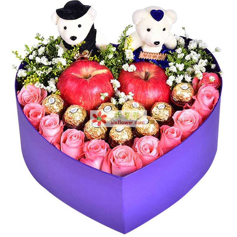 11枝戴安娜粉玫瑰、9颗巧克力、2颗红苹果，2只可爱小熊，白色满天星、黄莺搭配