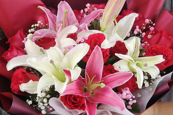 红色包装的花束有哪些 红色喜庆热烈适合送人 六朵花