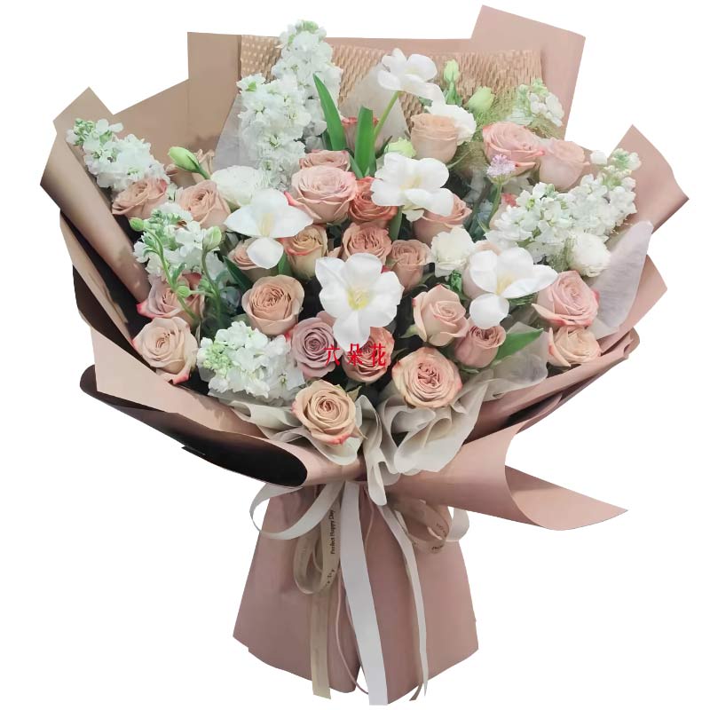 22朵卡布奇诺玫瑰5朵郁金香,让爱不断升温