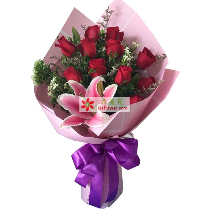 11枝红色玫瑰，1只多头粉色百合，情人草、相思梅丰满