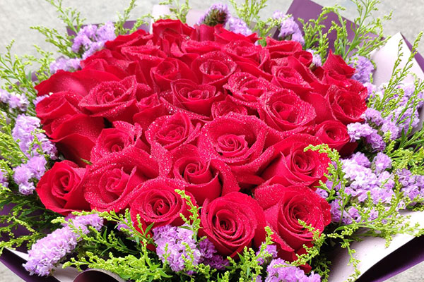 圣诞节送29朵玫瑰花，让你们的爱情天长地久！