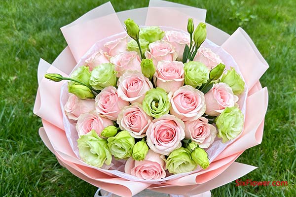 浅粉玫瑰 + 绿色桔梗