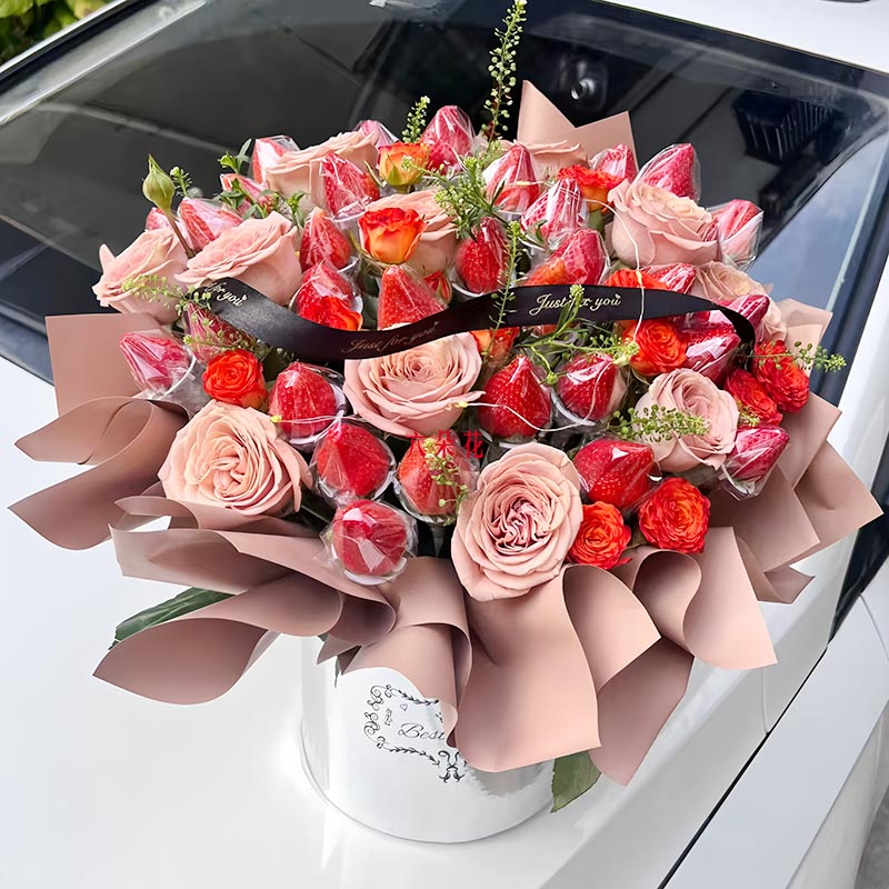 11朵卡布奇诺玫瑰草莓礼盒,春日声色张扬