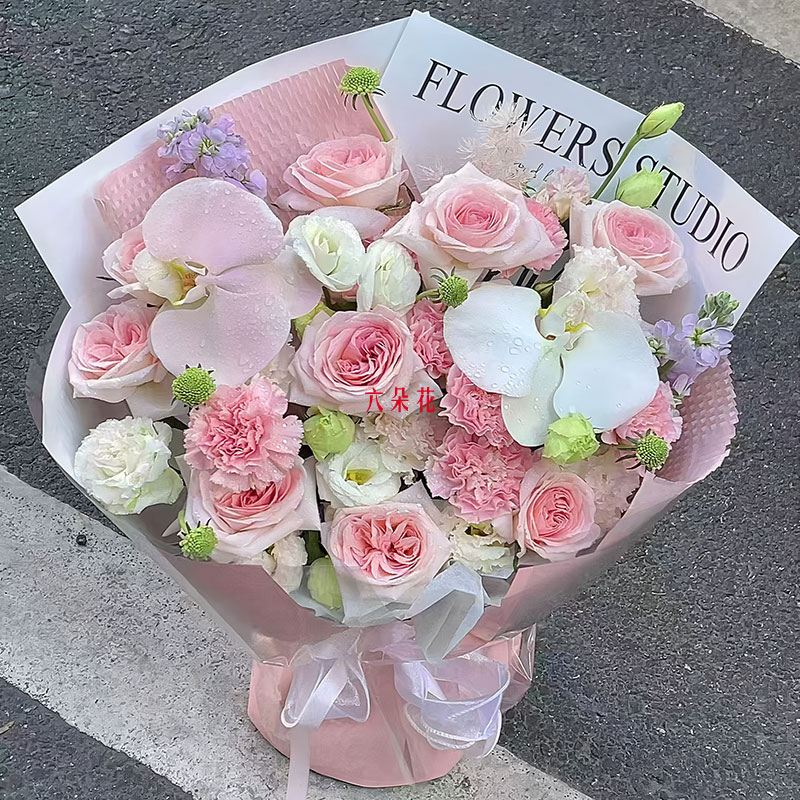 10朵荔枝粉玫瑰2支蝴蝶兰,远方有一颗心