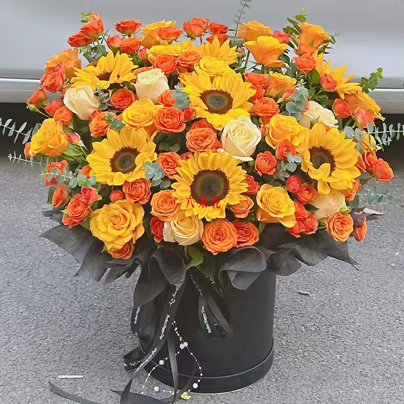 8朵向日葵18朵玫瑰桶装礼盒,生活甜甜美美