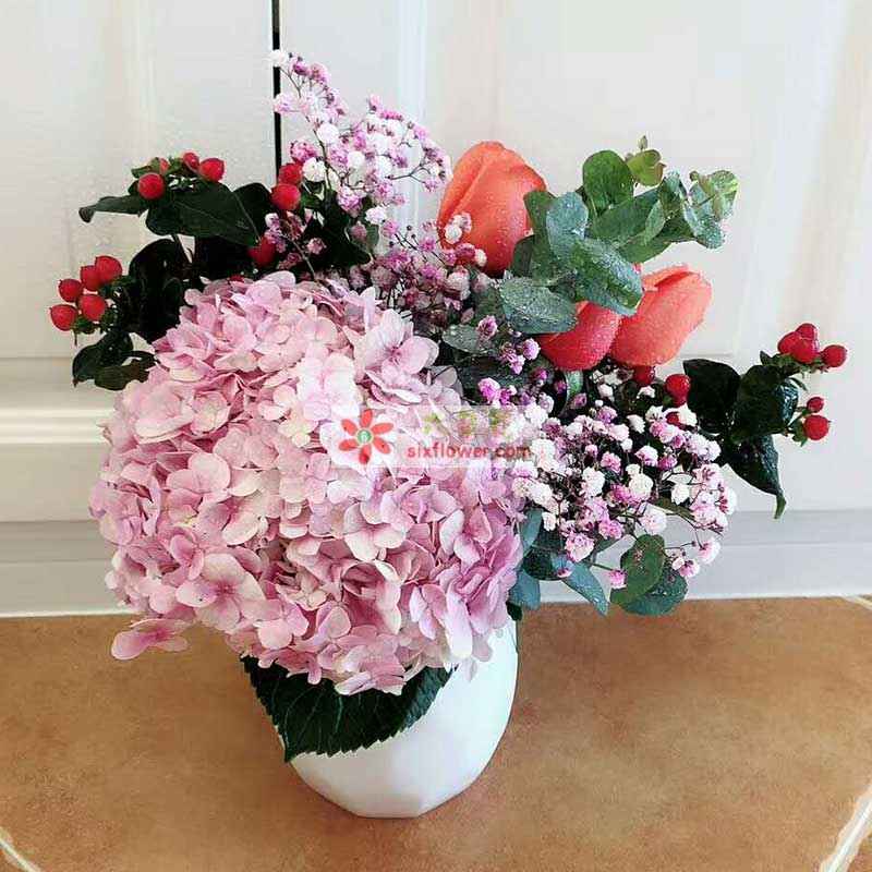 1只粉色绣球花，6枝粉色玫瑰，尤加利、红豆、粉色满天星搭配；