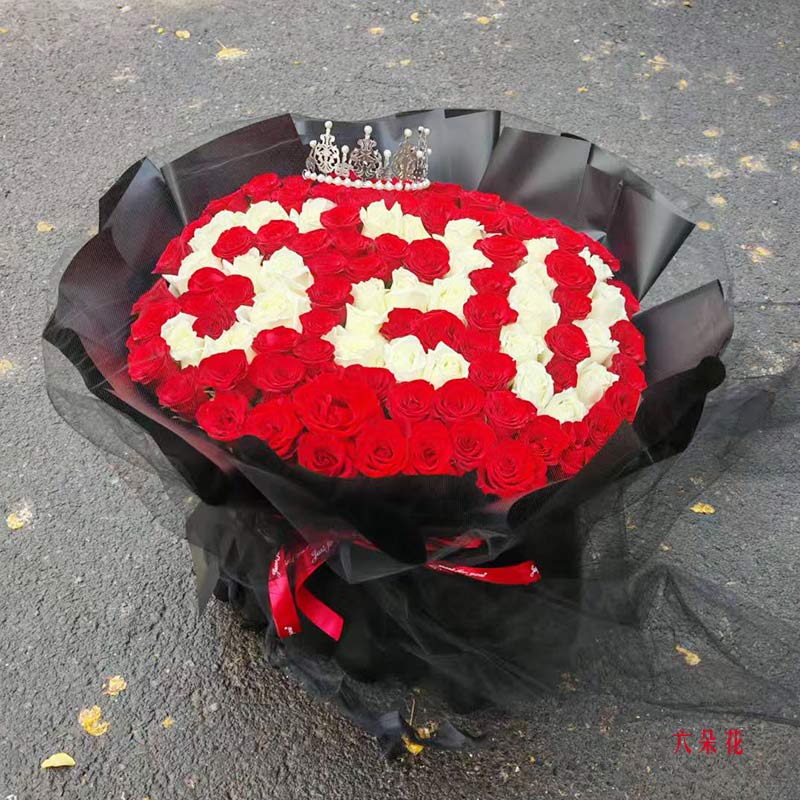 99朵红玫瑰白玫瑰混搭,爱如燃烧火焰