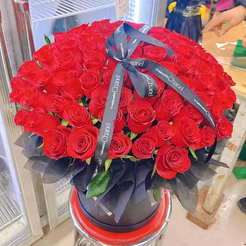 52朵红玫瑰桶装,从心动到白首