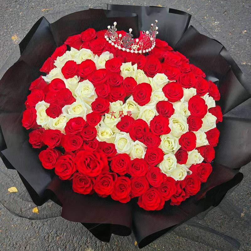 99朵红玫瑰白玫瑰混搭,爱如燃烧火焰