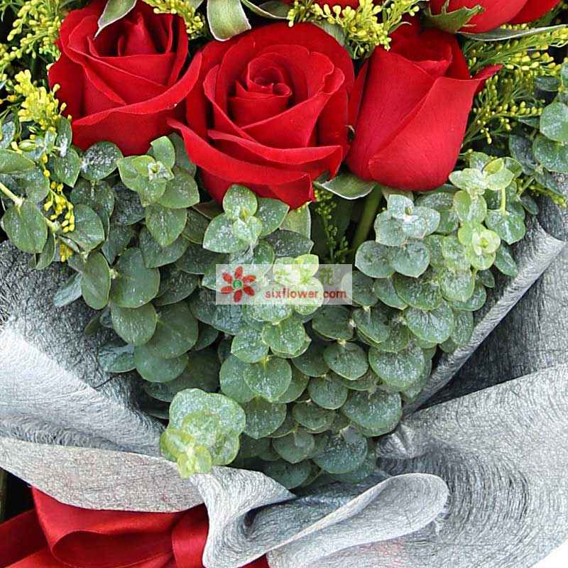 精选19枝红玫瑰，加拿大黄莺、尤加利搭配；
